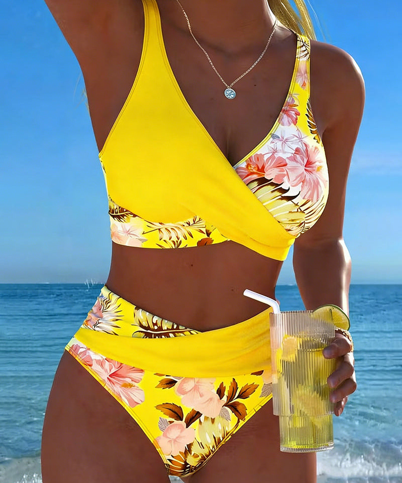 Bikini mit kontrastierendem Blumenmuster und Schlitz