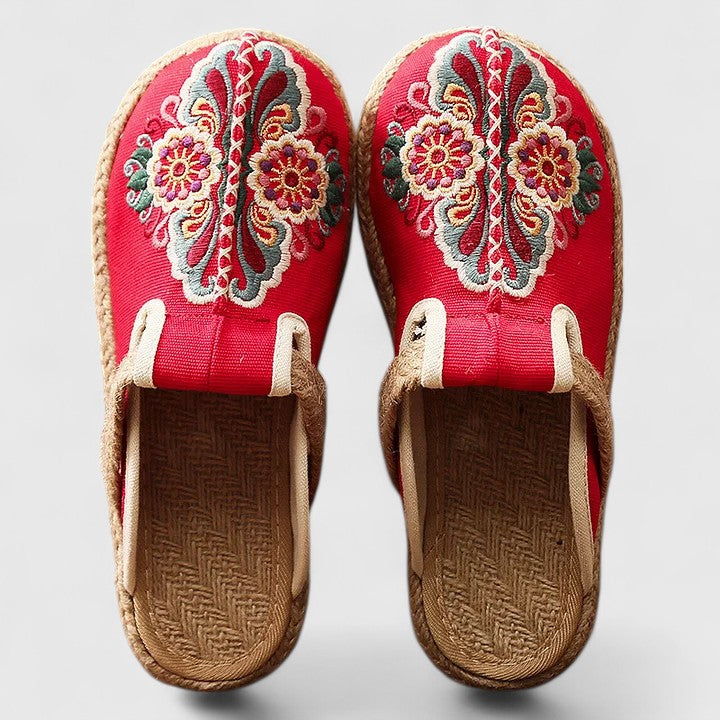 Gormlai | Bestickte Flache Sandalen