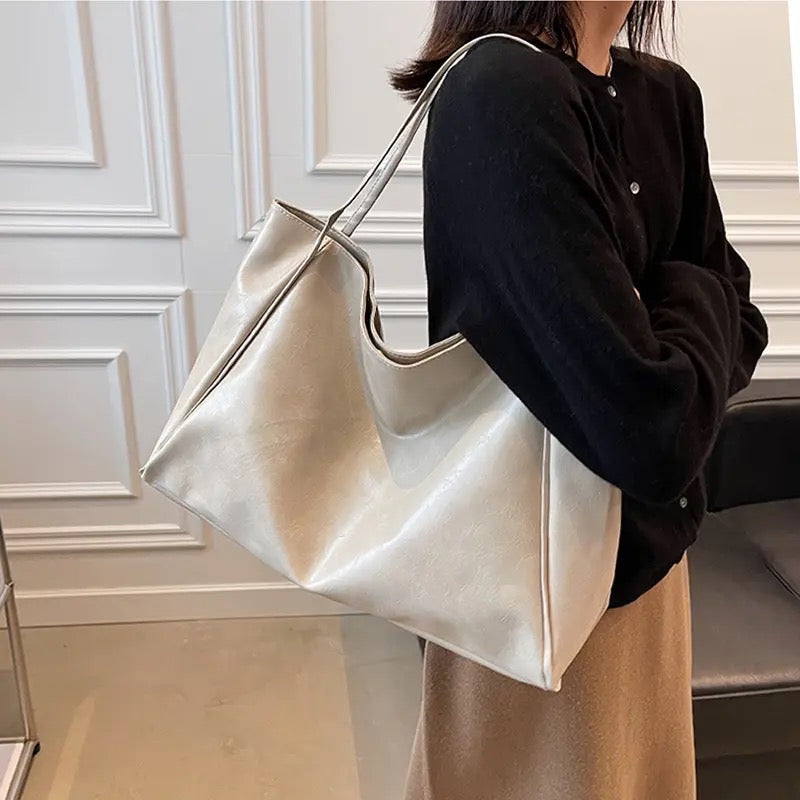Orla | Schimmernde Lederhandtasche