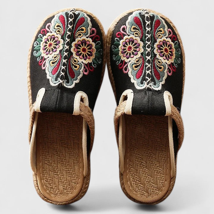 Gormlai | Bestickte Flache Sandalen